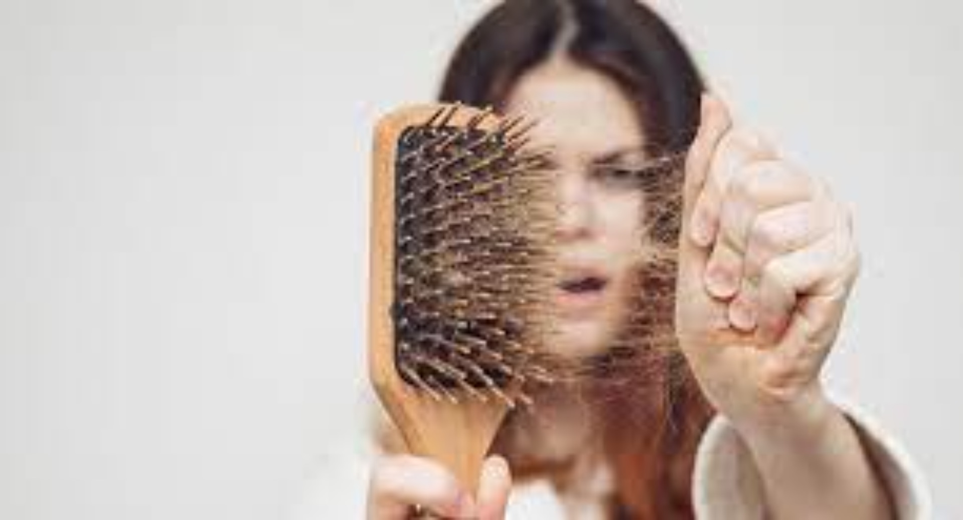 Saç tökülməsi: saç tökülməsi hamımızın keçdiyi bir şeydir. Saçınıza necə qulluq edəcəyinizi və saç tökülməsinə nə səbəb ola biləcəyini öyrənin.